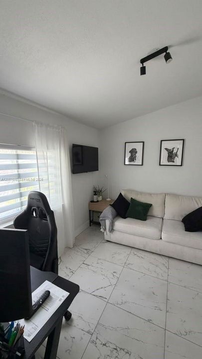 For Rent: $2,600 (3 beds, 1 baths, 860 Square Feet)