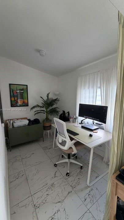 For Rent: $2,600 (3 beds, 1 baths, 860 Square Feet)