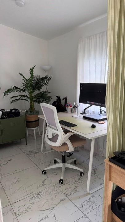 For Rent: $2,600 (3 beds, 1 baths, 860 Square Feet)