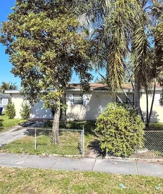 Active With Contract: $410,000 (4 beds, 3 baths, 1032 Square Feet)
