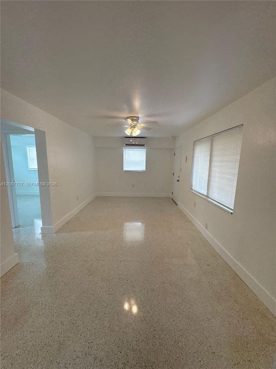 В аренду: $2,200 (2 спален, 1 ванн, 832 Квадратных фут)