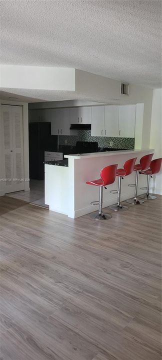 For Rent: $1,950 (1 beds, 1 baths, 851 Square Feet)