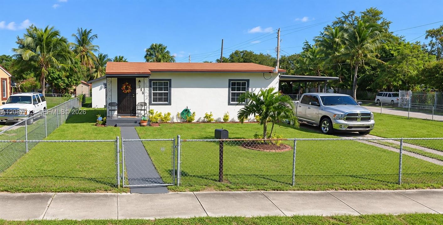 For Sale: $400,000 (2 beds, 1 baths, 768 Square Feet)