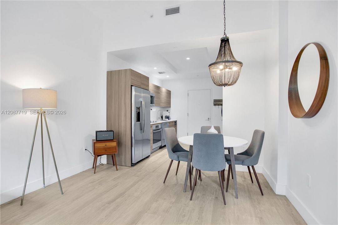 For Rent: $3,850 (1 beds, 1 baths, 684 Square Feet)