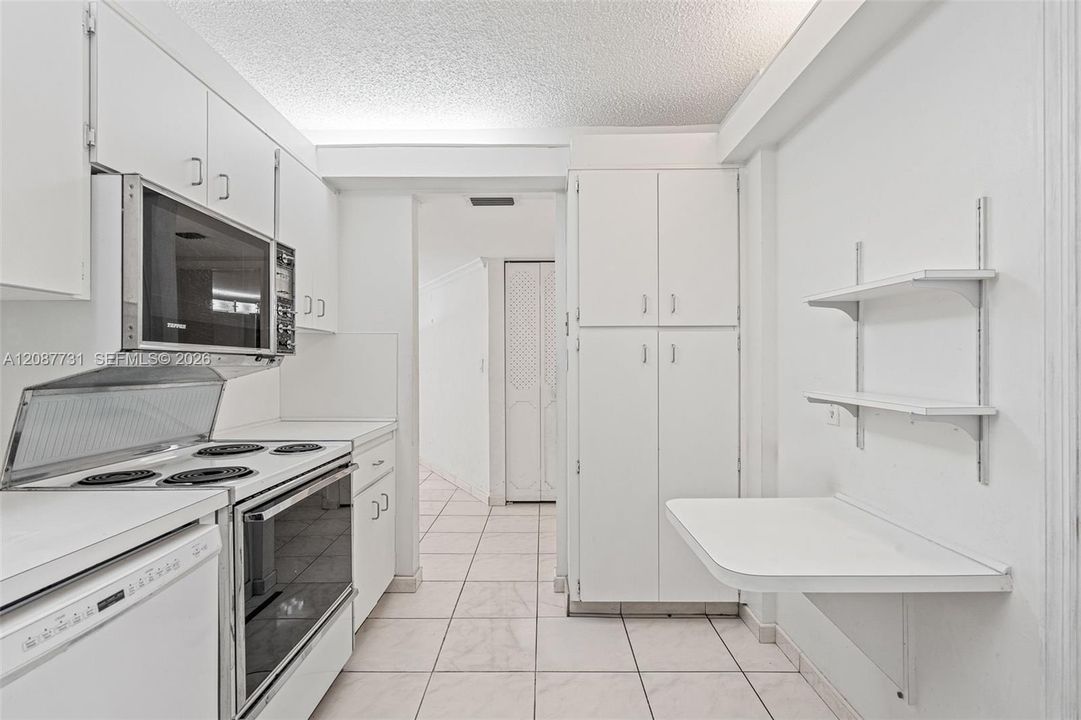 На продажу: $199,000 (2 спален, 2 ванн, 1083 Квадратных фут)