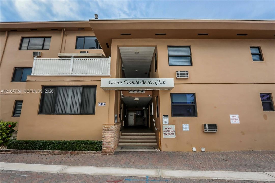 For Sale: $424,000 (1 beds, 1 baths, 463 Square Feet)