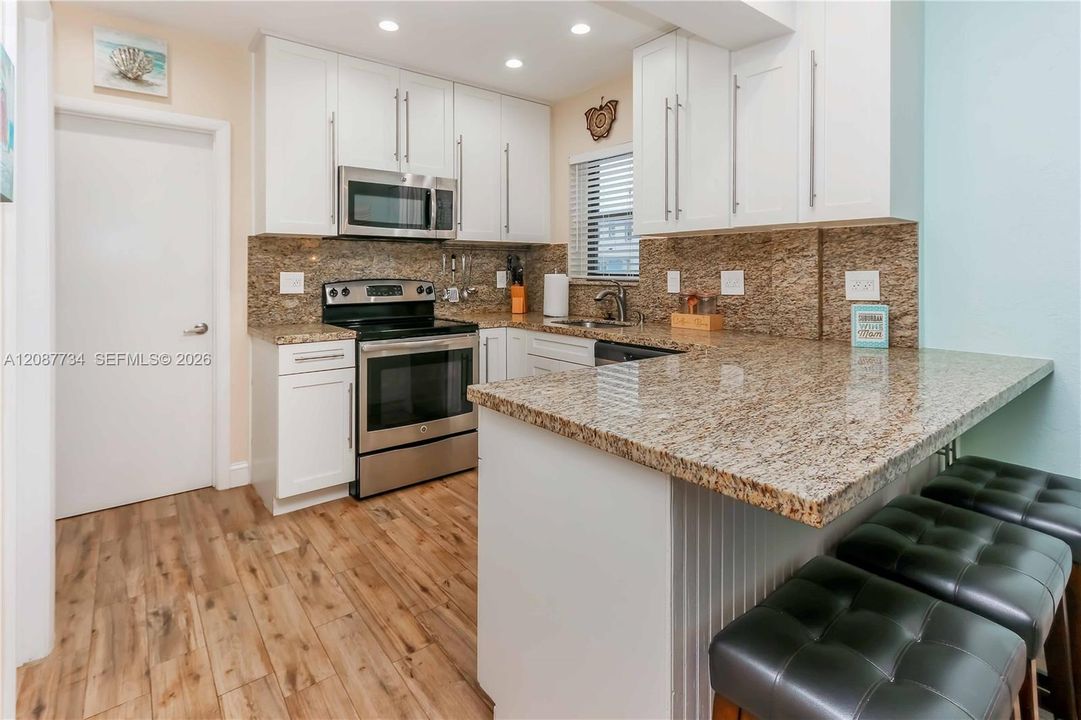 For Sale: $424,000 (1 beds, 1 baths, 463 Square Feet)
