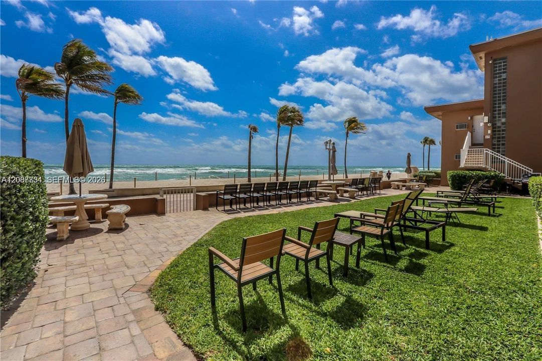 For Sale: $424,000 (1 beds, 1 baths, 463 Square Feet)