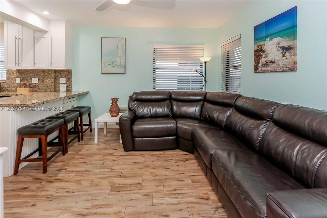For Sale: $424,000 (1 beds, 1 baths, 463 Square Feet)