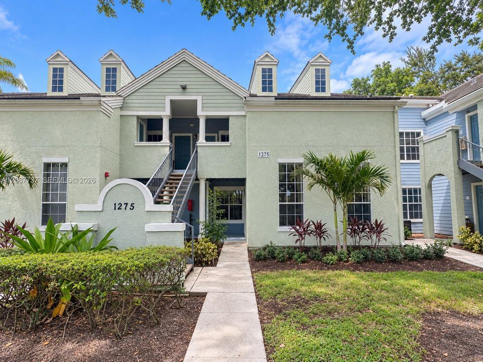 For Rent: $1,850 (1 beds, 1 baths, 696 Square Feet)