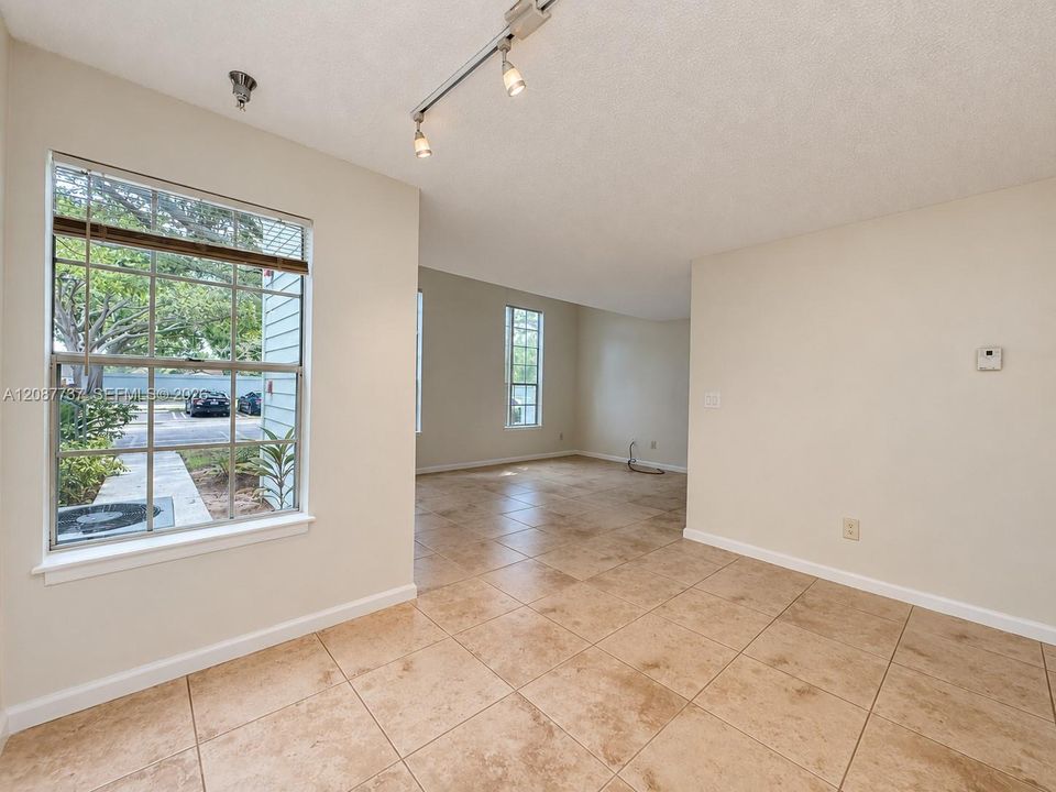 For Rent: $1,850 (1 beds, 1 baths, 696 Square Feet)