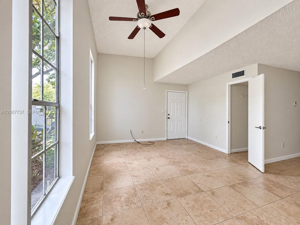 For Rent: $1,850 (1 beds, 1 baths, 696 Square Feet)