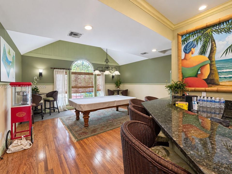 For Rent: $1,850 (1 beds, 1 baths, 696 Square Feet)