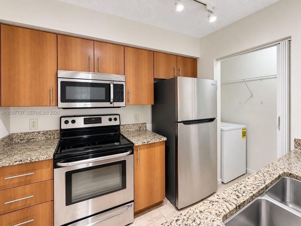 For Rent: $1,850 (1 beds, 1 baths, 696 Square Feet)