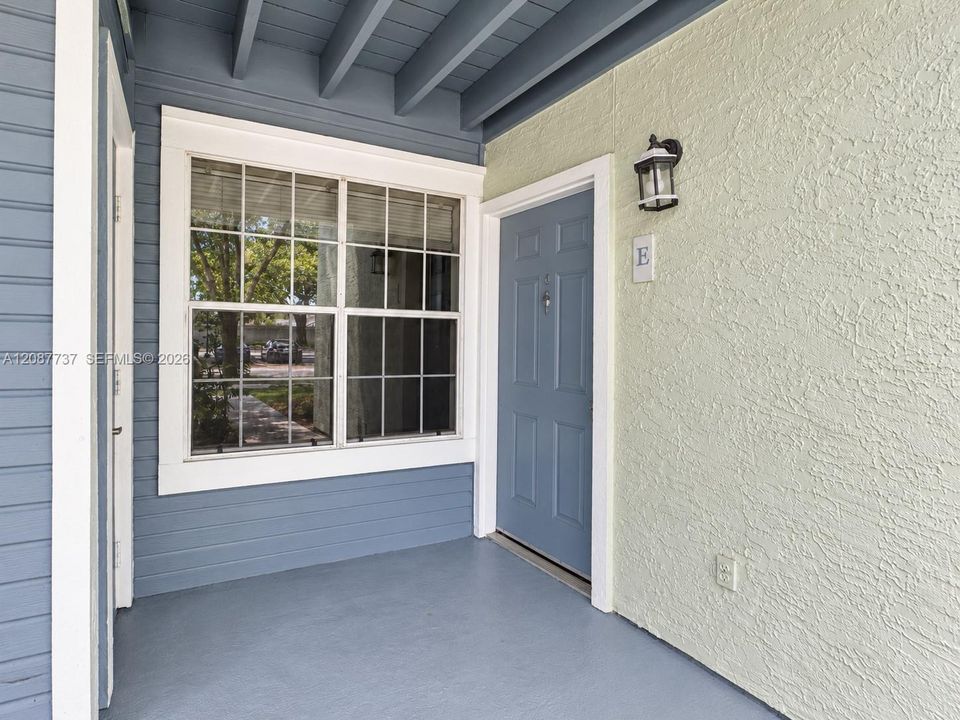 For Rent: $1,850 (1 beds, 1 baths, 696 Square Feet)