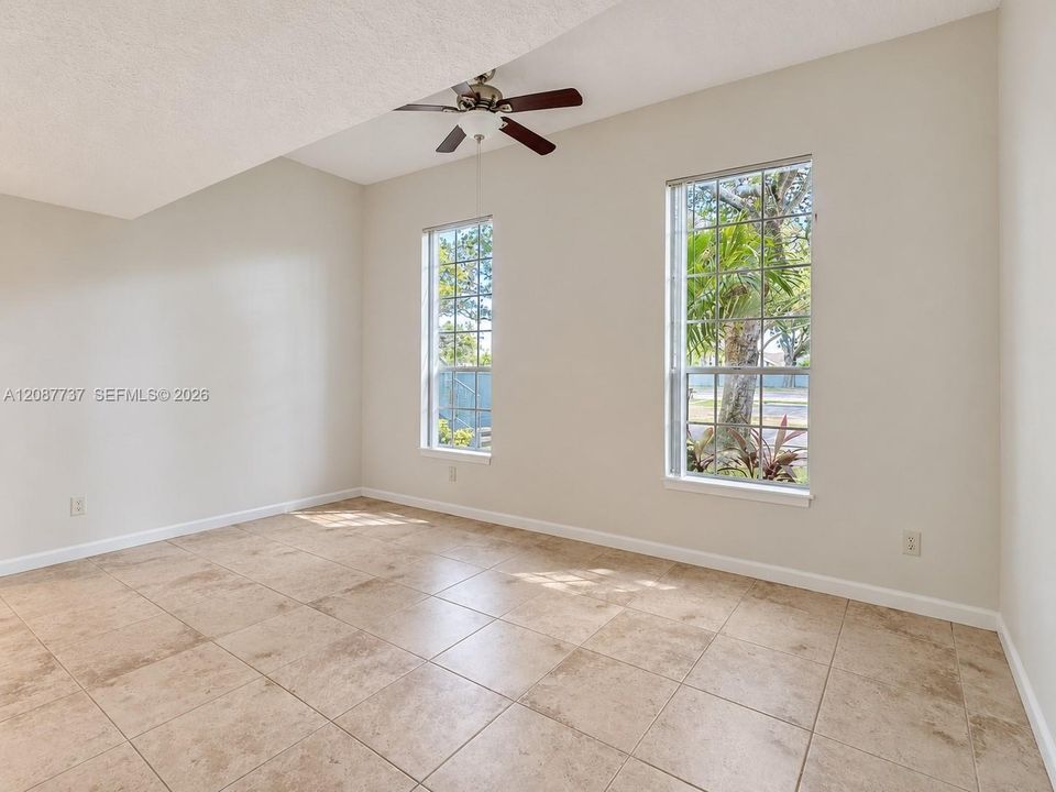 For Rent: $1,850 (1 beds, 1 baths, 696 Square Feet)
