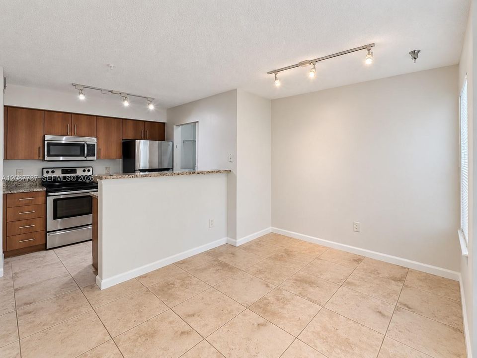 For Rent: $1,850 (1 beds, 1 baths, 696 Square Feet)
