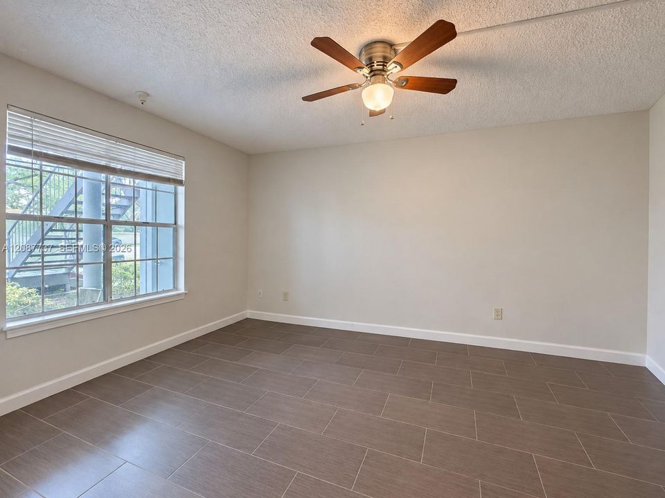 For Rent: $1,850 (1 beds, 1 baths, 696 Square Feet)