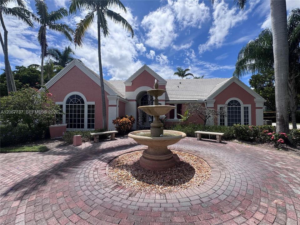For Rent: $1,850 (1 beds, 1 baths, 696 Square Feet)