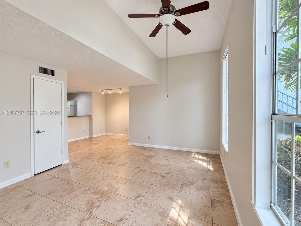 For Rent: $1,850 (1 beds, 1 baths, 696 Square Feet)