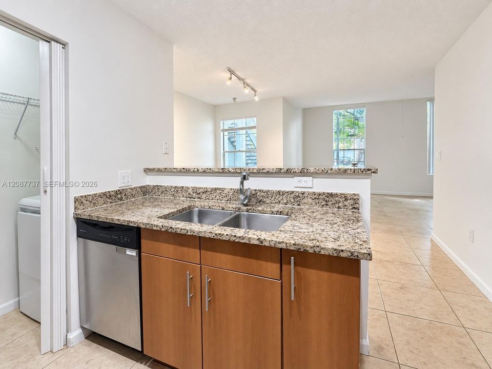 For Rent: $1,850 (1 beds, 1 baths, 696 Square Feet)