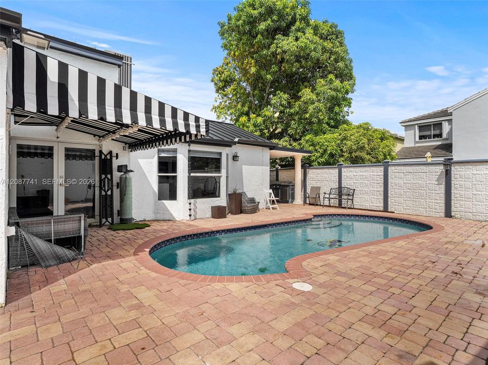 For Sale: $725,000 (3 beds, 3 baths, 1801 Square Feet)
