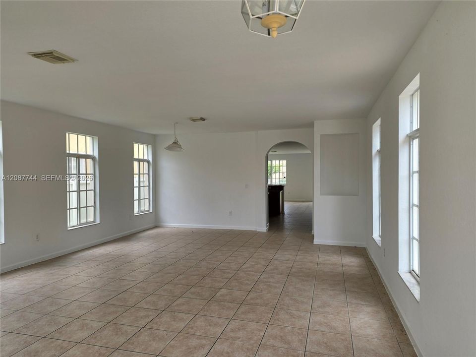 For Sale: $580,000 (6 beds, 4 baths, 3678 Square Feet)