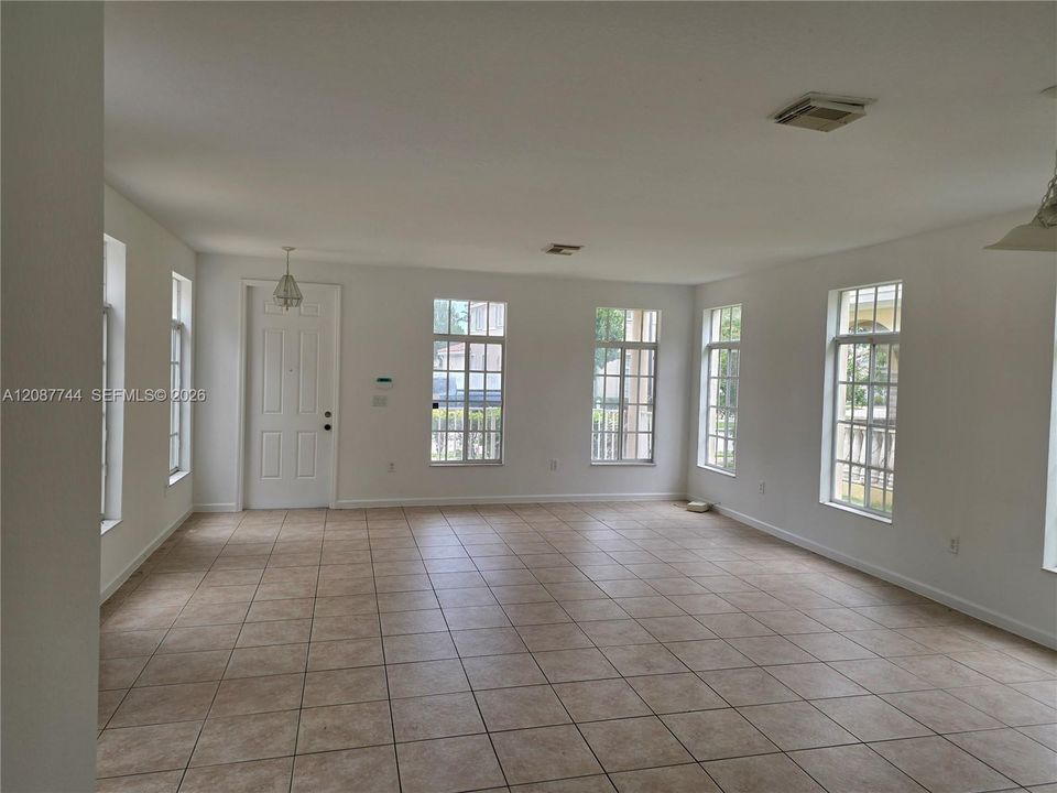 For Sale: $580,000 (6 beds, 4 baths, 3678 Square Feet)