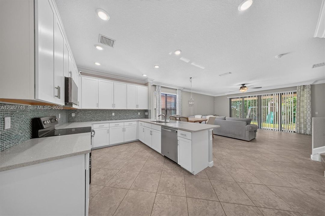 En Venta: $785,000 (4 camas, 3 baños, 3166 Pies cuadrados)