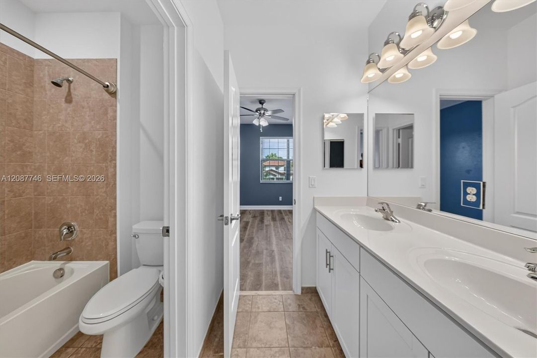 En Venta: $785,000 (4 camas, 3 baños, 3166 Pies cuadrados)