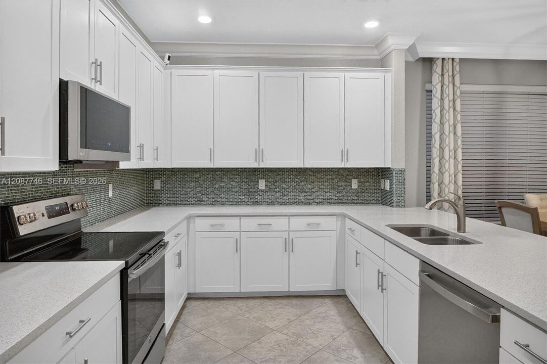 En Venta: $785,000 (4 camas, 3 baños, 3166 Pies cuadrados)