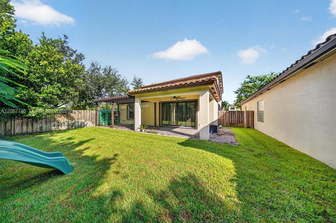 En Venta: $785,000 (4 camas, 3 baños, 3166 Pies cuadrados)