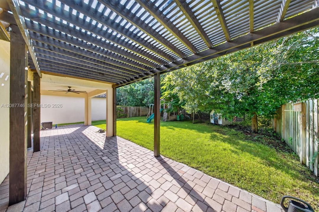 En Venta: $785,000 (4 camas, 3 baños, 3166 Pies cuadrados)