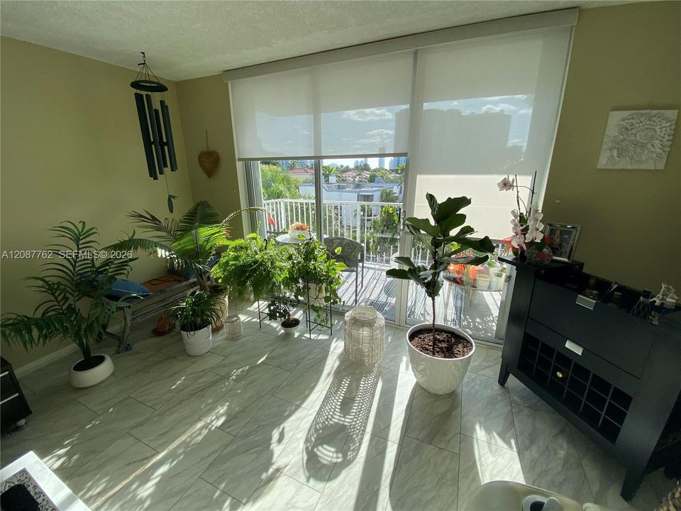 For Sale: $275,000 (1 beds, 1 baths, 1066 Square Feet)