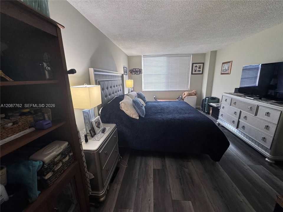 For Sale: $275,000 (1 beds, 1 baths, 1066 Square Feet)