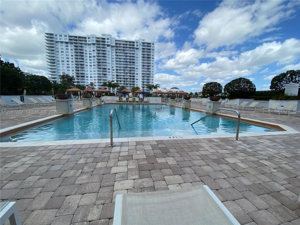 For Sale: $275,000 (1 beds, 1 baths, 1066 Square Feet)