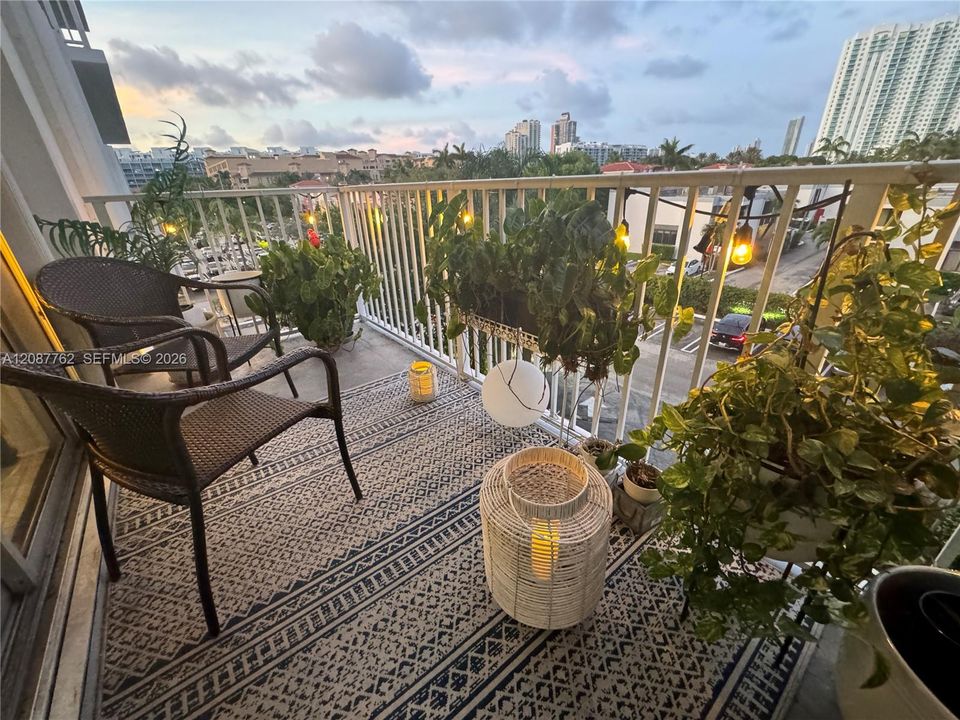 For Sale: $275,000 (1 beds, 1 baths, 1066 Square Feet)
