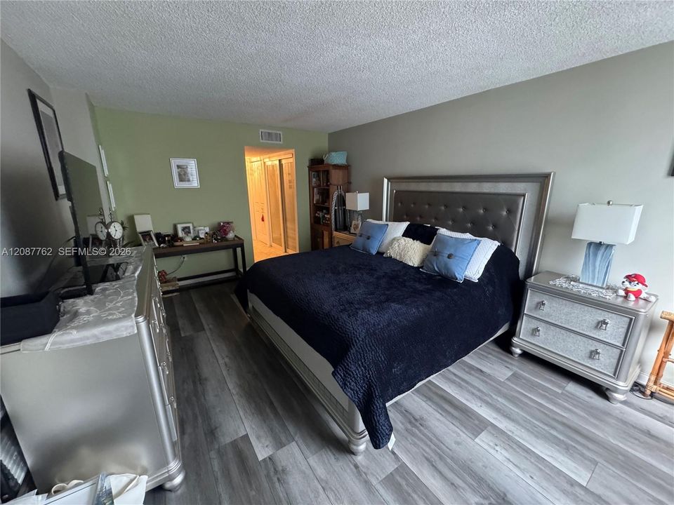 For Sale: $275,000 (1 beds, 1 baths, 1066 Square Feet)