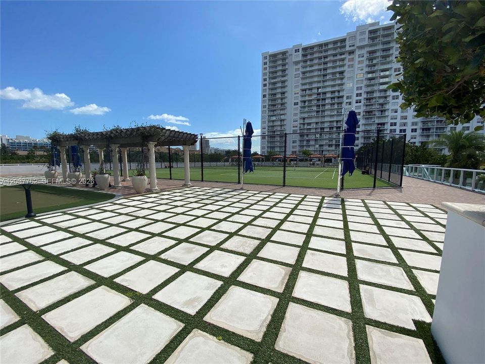 For Sale: $275,000 (1 beds, 1 baths, 1066 Square Feet)