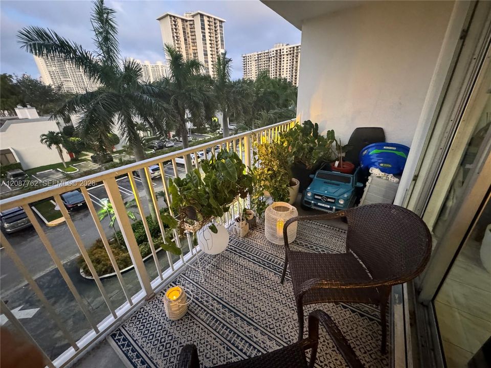 For Sale: $275,000 (1 beds, 1 baths, 1066 Square Feet)
