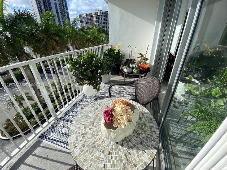 For Sale: $275,000 (1 beds, 1 baths, 1066 Square Feet)