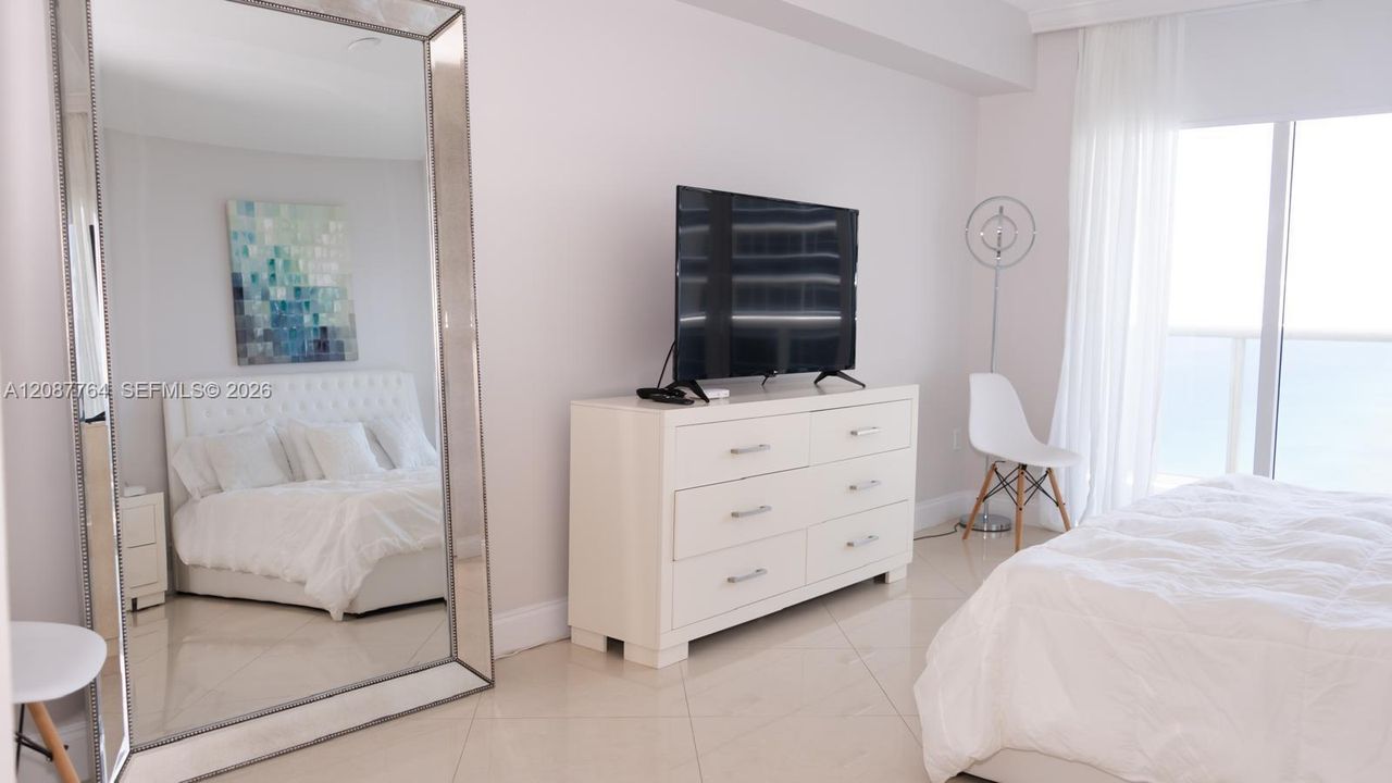 For Sale: $1,580,000 (2 beds, 3 baths, 1733 Square Feet)