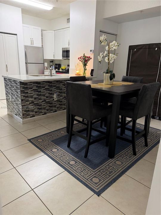 For Rent: $2,400 (2 beds, 2 baths, 910 Square Feet)