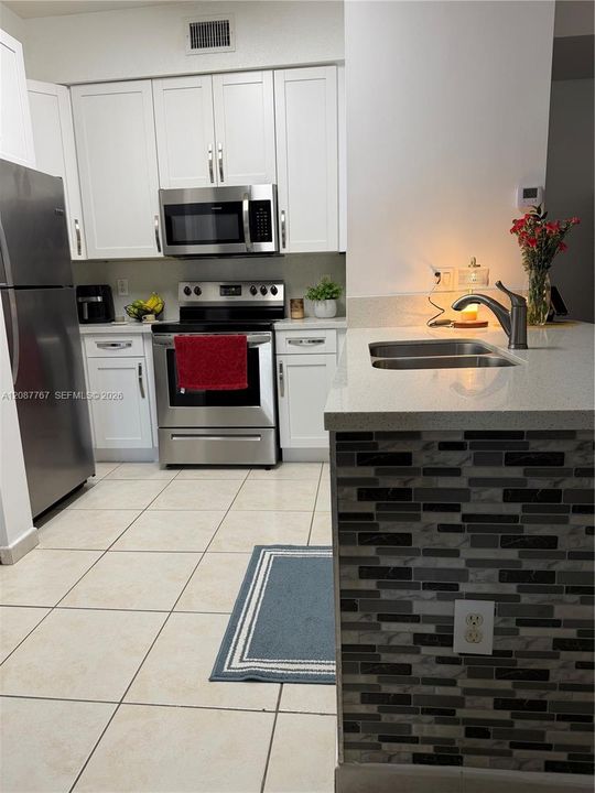 For Rent: $2,400 (2 beds, 2 baths, 910 Square Feet)