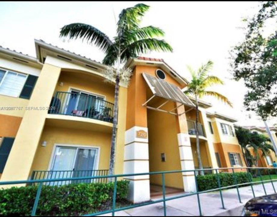 For Rent: $2,400 (2 beds, 2 baths, 910 Square Feet)