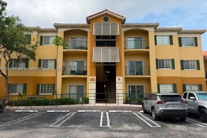 For Rent: $2,400 (2 beds, 2 baths, 910 Square Feet)