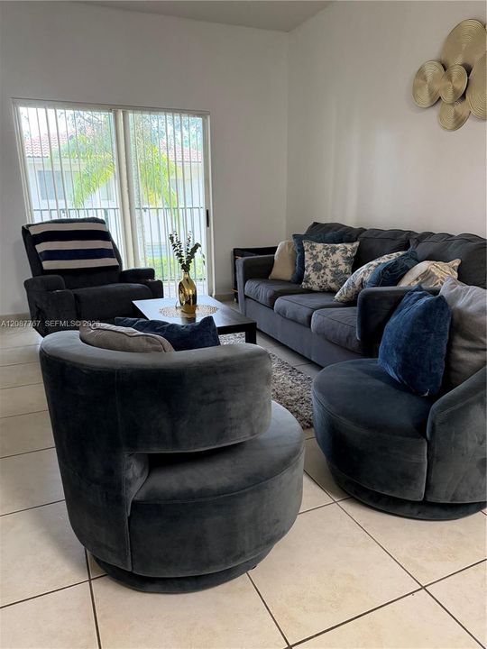 For Rent: $2,400 (2 beds, 2 baths, 910 Square Feet)