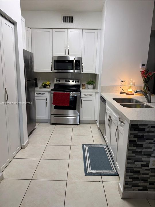 For Rent: $2,400 (2 beds, 2 baths, 910 Square Feet)