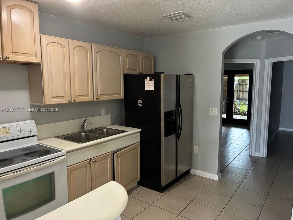 For Sale: $215,000 (3 beds, 2 baths, 920 Square Feet)