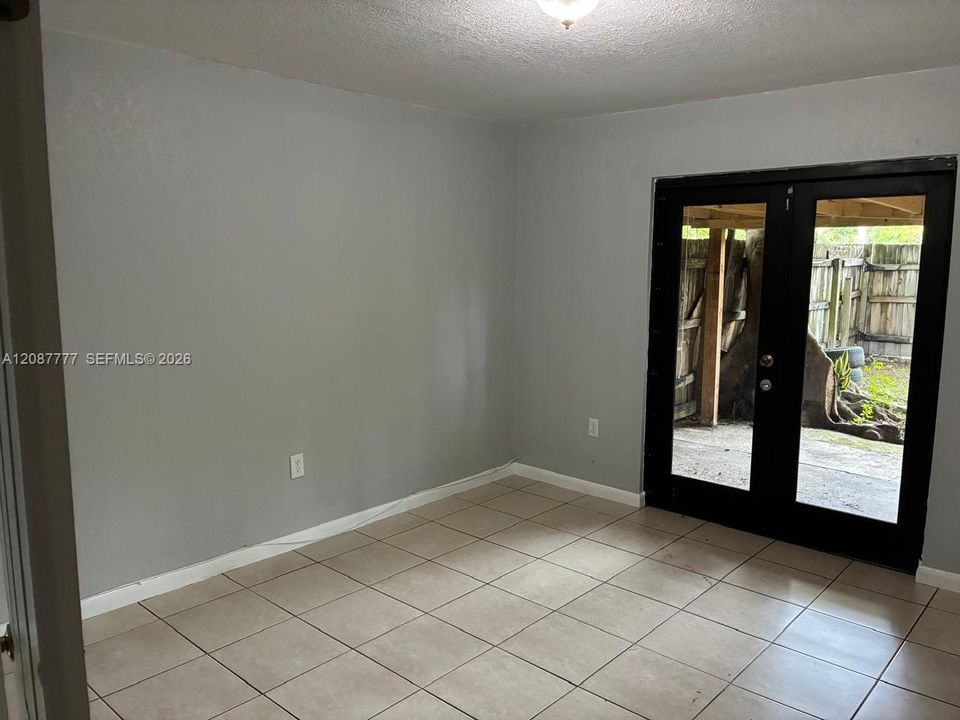 For Sale: $215,000 (3 beds, 2 baths, 920 Square Feet)